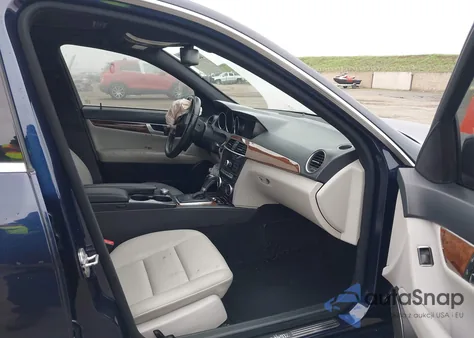 2012 Mercedes-Benz C 250 Sport z USA, uszkodzony, nr VIN WDDGF4HB9CR205381